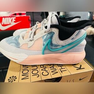 KYRIE 8 GO (GS)
PHOTON DUST/PHOTON DUST
POUSSIERE DE PHOTON 6y - 7.5 w